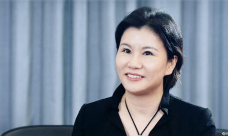 周群飞,从打工妹到“玻璃女王”,中国女首富的奋斗传奇