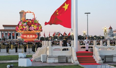广场国庆升国旗仪式侧记:国旗飘扬凝聚亿万爱国心0m国庆升旗仪式多震撼