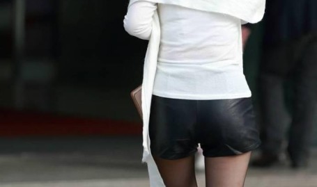 幼师抓伤6岁幼儿脸！警方罚款700了事妈妈告上法庭获赔4万元及6岁男孩未按请求做题遭教师掌掴 获赔15万元 ，东方资产财经早餐 8月14日周三