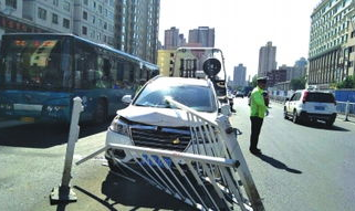 小车失控隔离栏插车内致1死,小车失控撞击隔离栏,一人不幸遇难,事故原因引人深思”